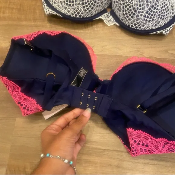 2 NWT Victoria’s Secret very sexy push up bra